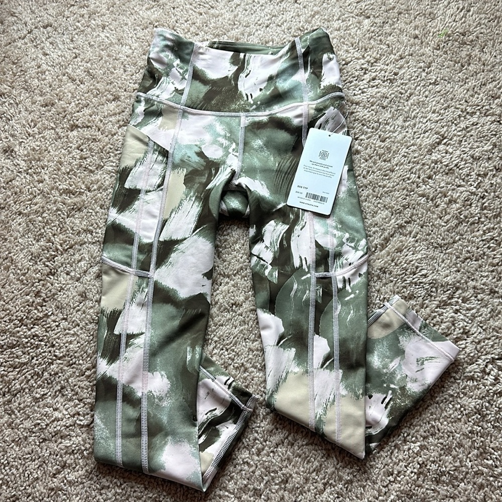 Athleta Ultimate Stash II Capri *NWT*